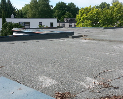 why are flat roofs common on commercial buildings