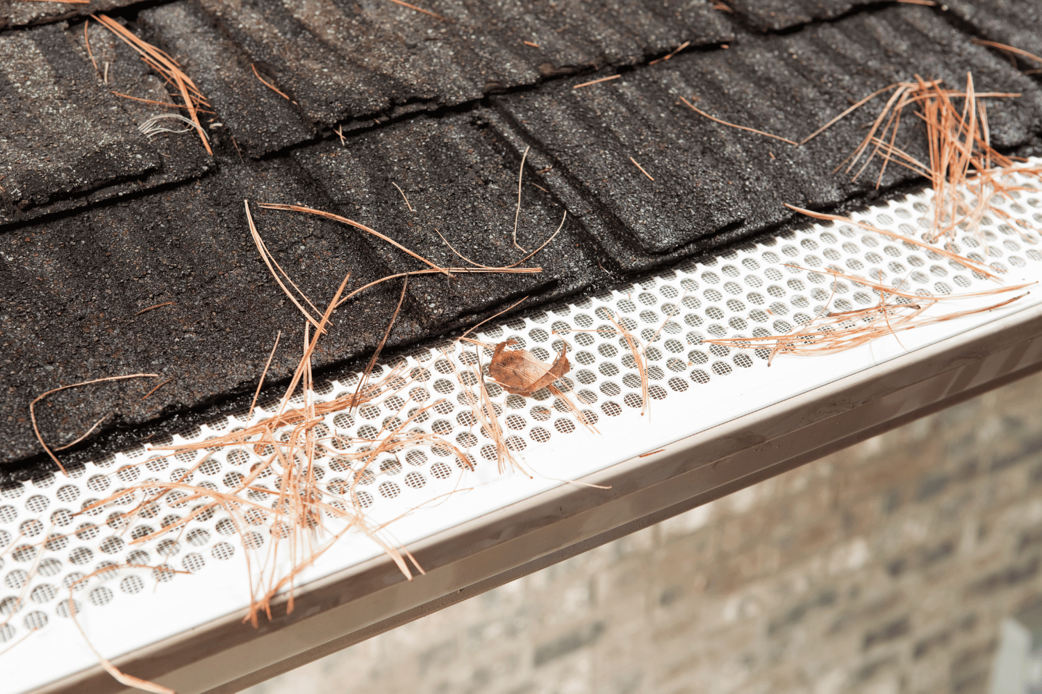 An illustrated guide to preparing for gutter guard installation. 